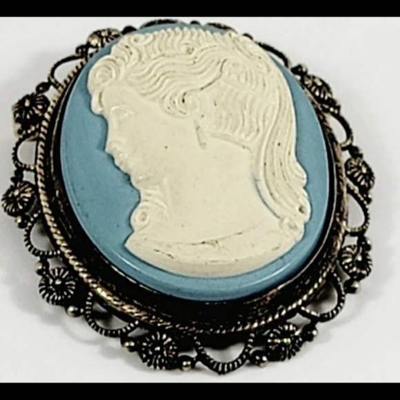 Vintage WELLS Sterling Blue & Ivory Cameo Brooch - Picture 7 of 7